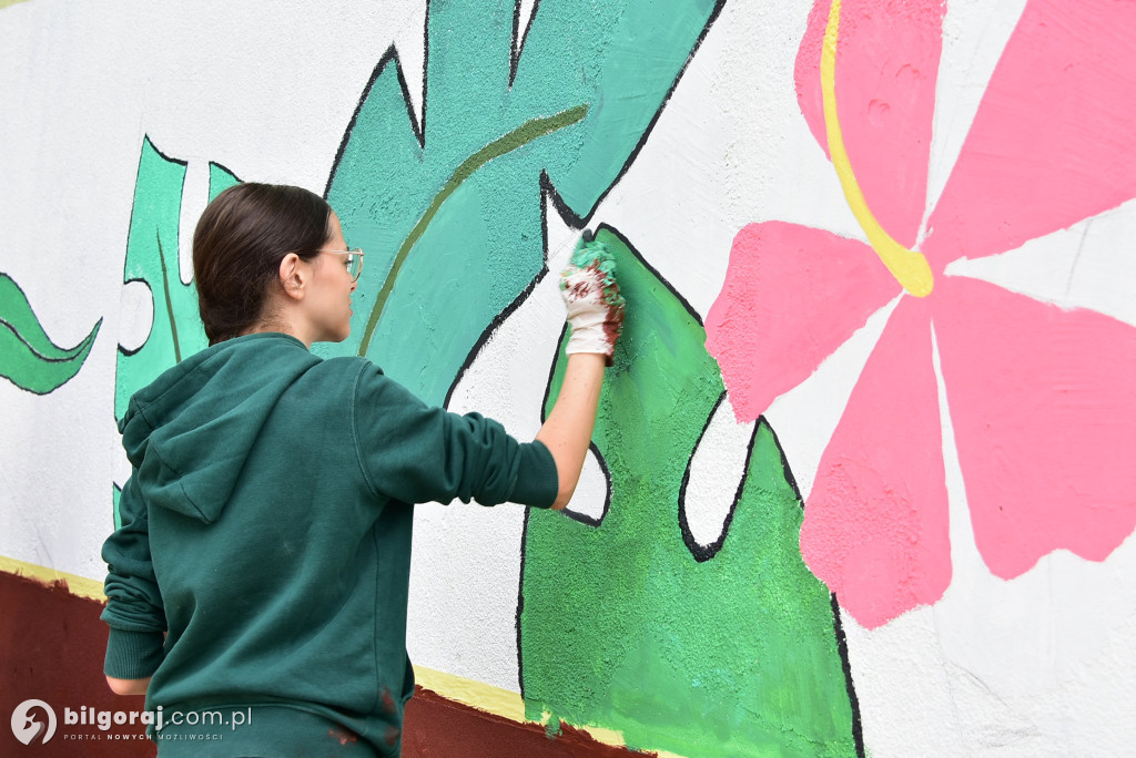 Zamiast wulgaryzmów powstało kolorowe graffiti. Zmalowali je byli uczniowie 