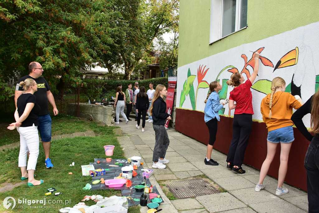Zamiast wulgaryzmów powstało kolorowe graffiti. Zmalowali je byli uczniowie 