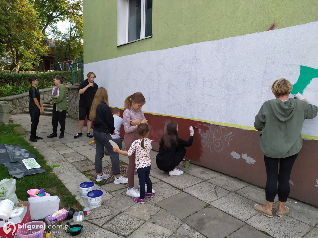 Zamiast wulgaryzmów powstało kolorowe graffiti. Zmalowali je byli uczniowie 