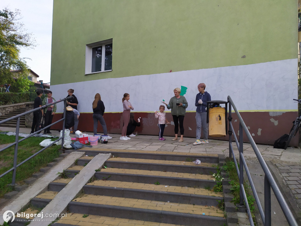 Zamiast wulgaryzmów powstało kolorowe graffiti. Zmalowali je byli uczniowie 