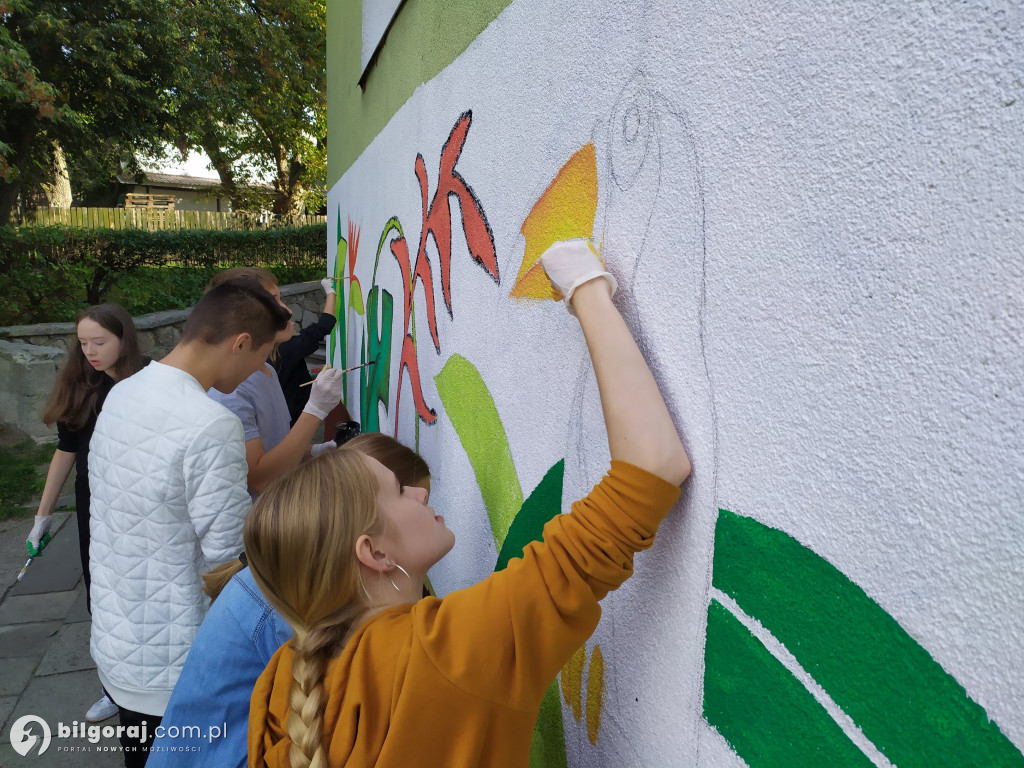 Zamiast wulgaryzmów powstało kolorowe graffiti. Zmalowali je byli uczniowie 