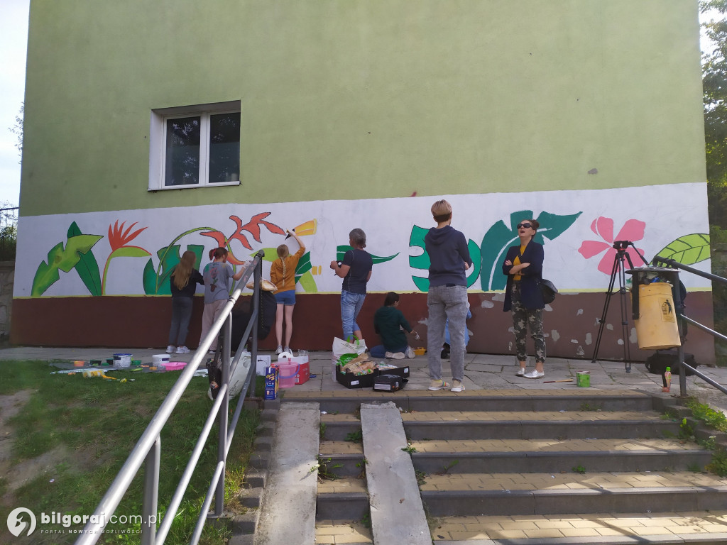 Zamiast wulgaryzmów powstało kolorowe graffiti. Zmalowali je byli uczniowie 