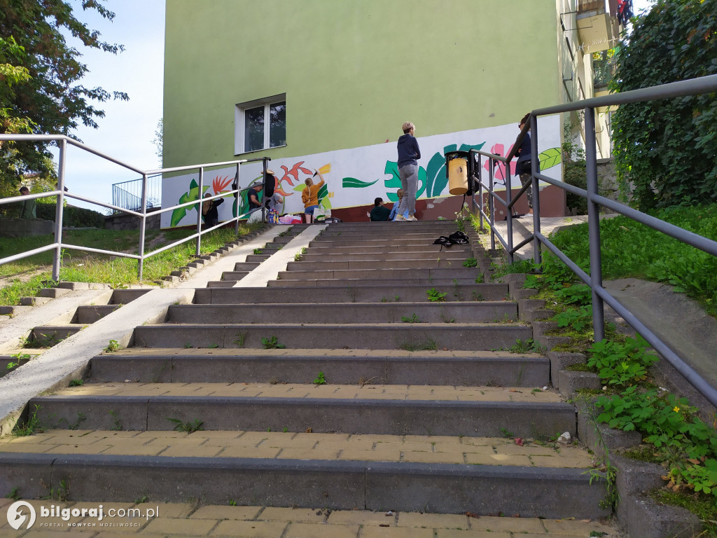 Zamiast wulgaryzmów powstało kolorowe graffiti. Zmalowali je byli uczniowie 