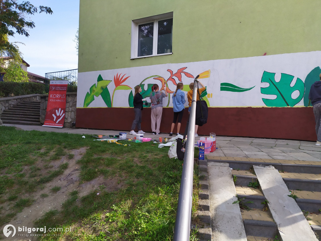 Zamiast wulgaryzmów powstało kolorowe graffiti. Zmalowali je byli uczniowie 