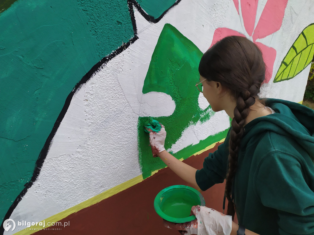 Zamiast wulgaryzmów powstało kolorowe graffiti. Zmalowali je byli uczniowie 