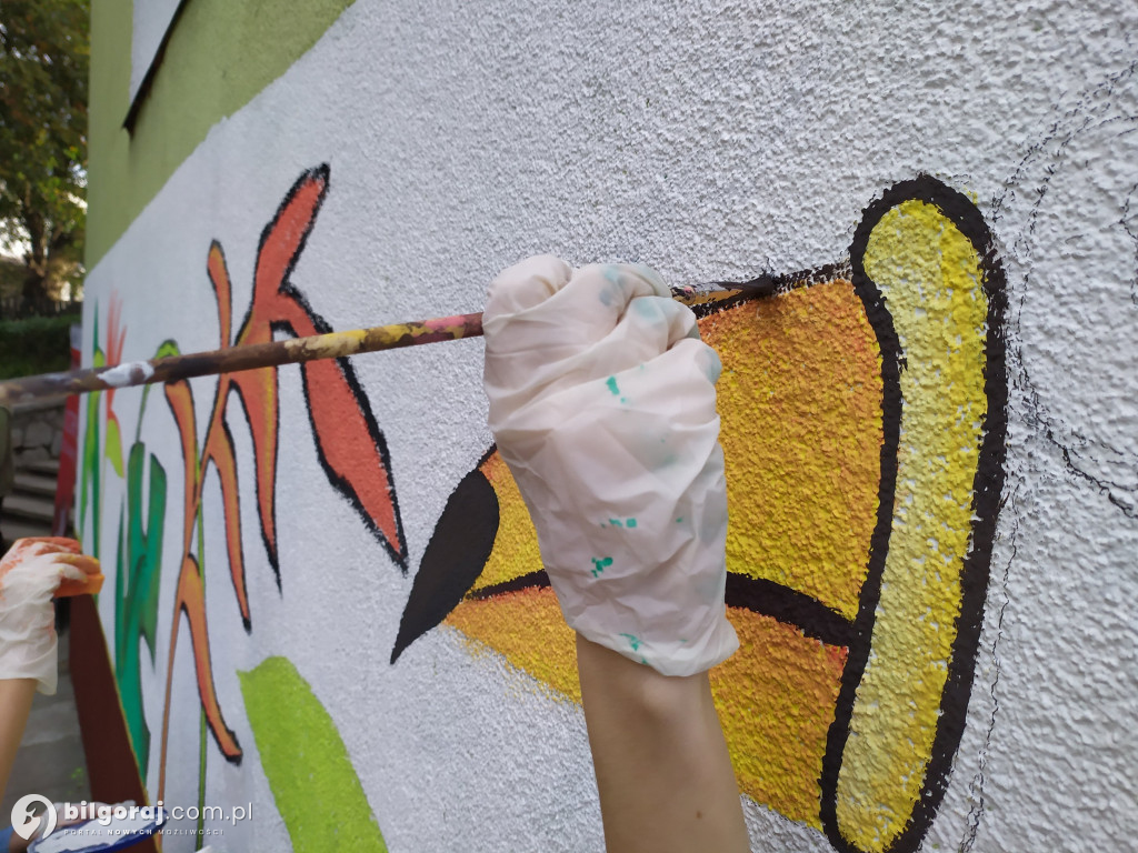 Zamiast wulgaryzmów powstało kolorowe graffiti. Zmalowali je byli uczniowie 