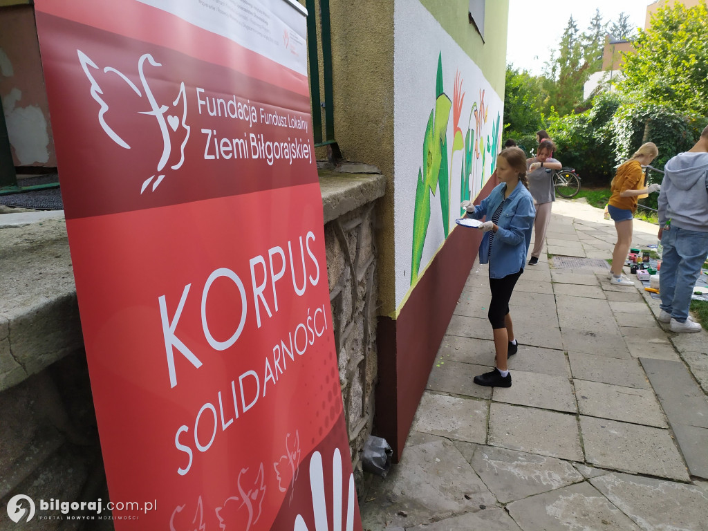 Zamiast wulgaryzmów powstało kolorowe graffiti. Zmalowali je byli uczniowie 