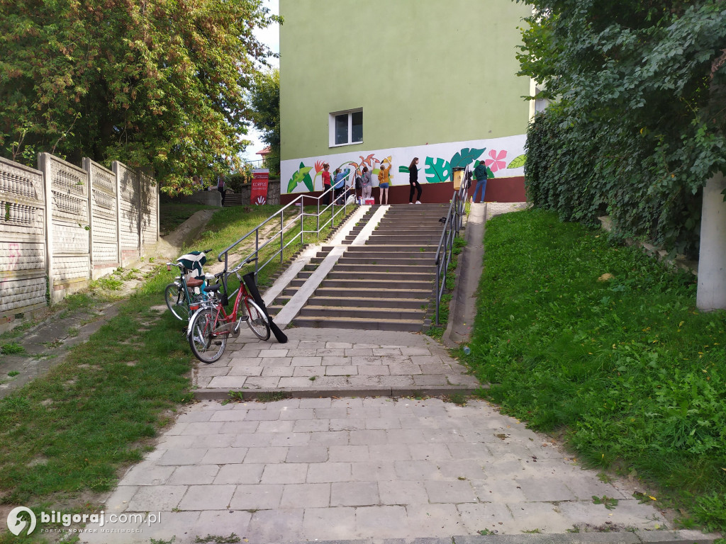 Zamiast wulgaryzmów powstało kolorowe graffiti. Zmalowali je byli uczniowie 