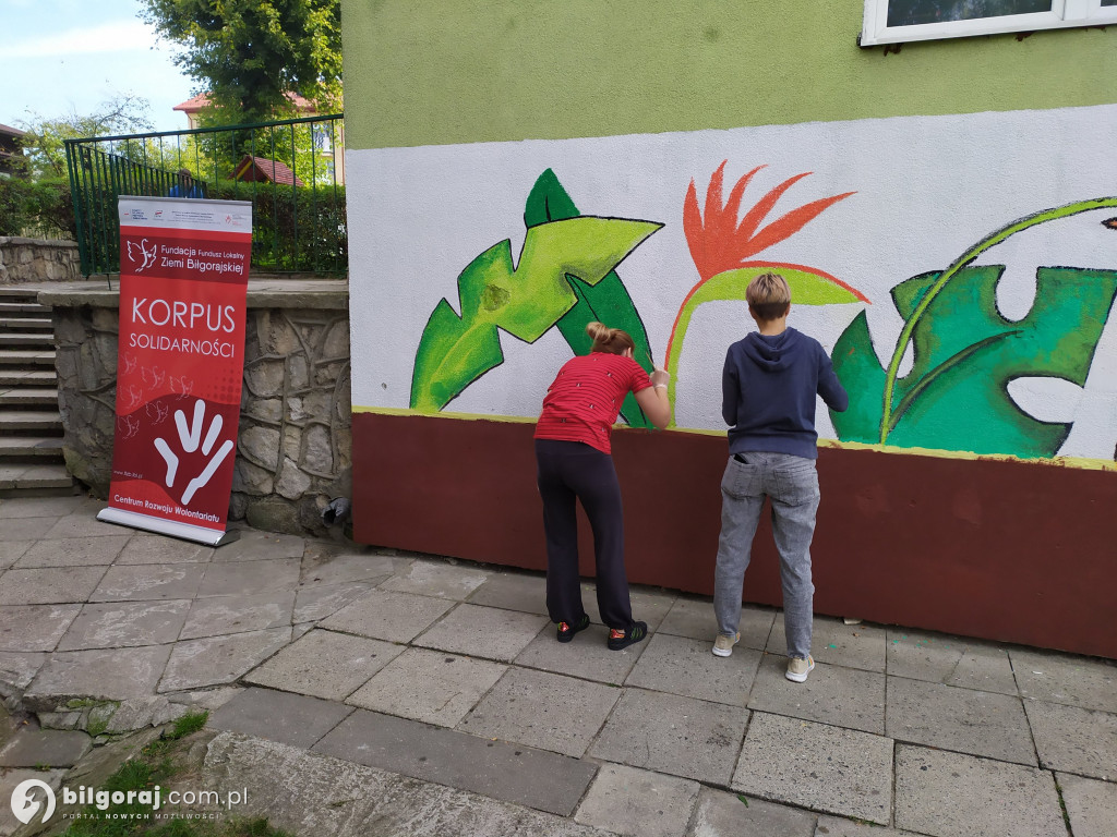 Zamiast wulgaryzmów powstało kolorowe graffiti. Zmalowali je byli uczniowie 