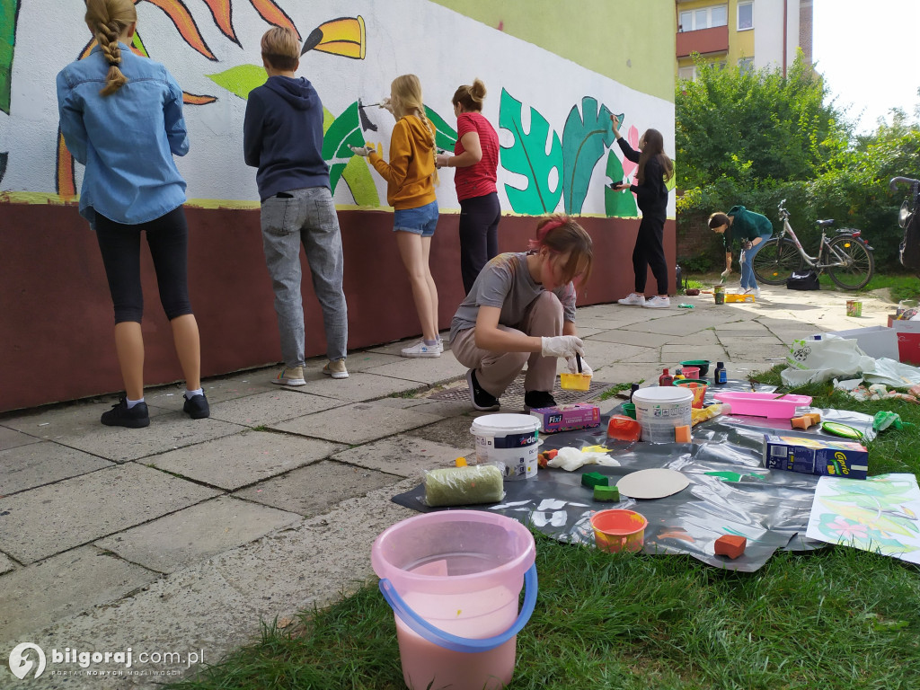 Zamiast wulgaryzmów powstało kolorowe graffiti. Zmalowali je byli uczniowie 