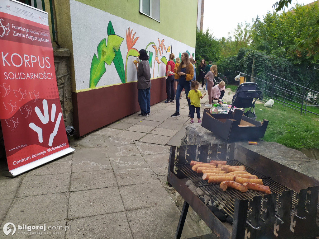 Zamiast wulgaryzmów powstało kolorowe graffiti. Zmalowali je byli uczniowie 
