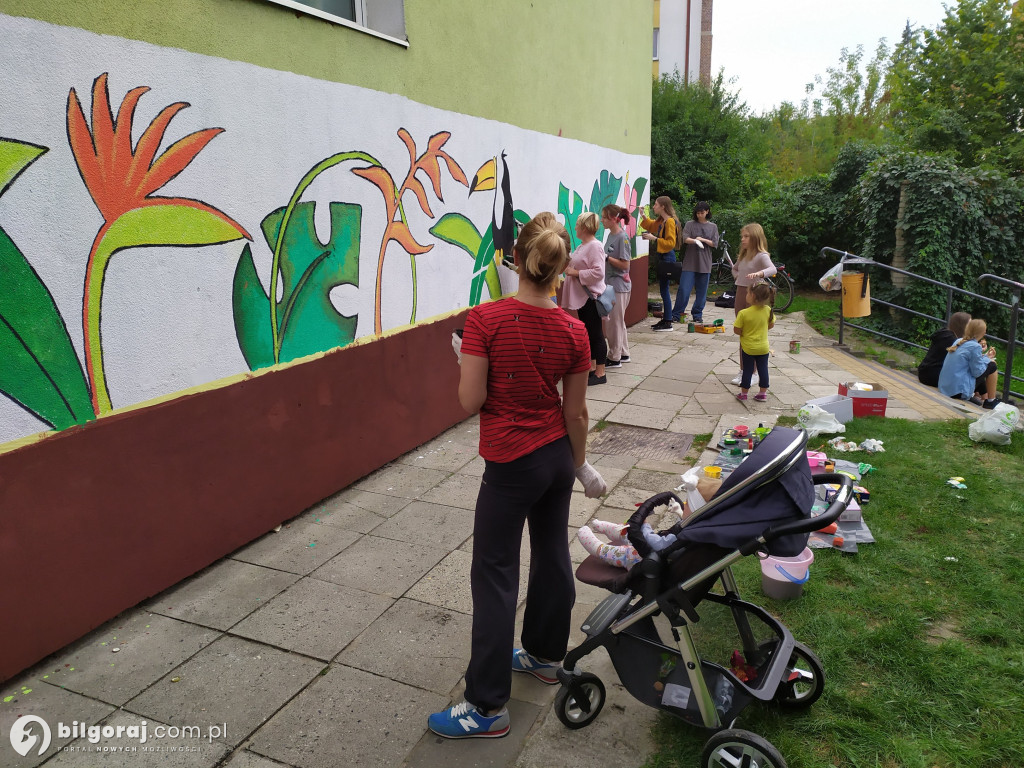 Zamiast wulgaryzmów powstało kolorowe graffiti. Zmalowali je byli uczniowie 