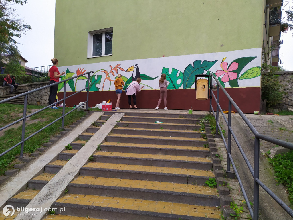 Zamiast wulgaryzmów powstało kolorowe graffiti. Zmalowali je byli uczniowie 
