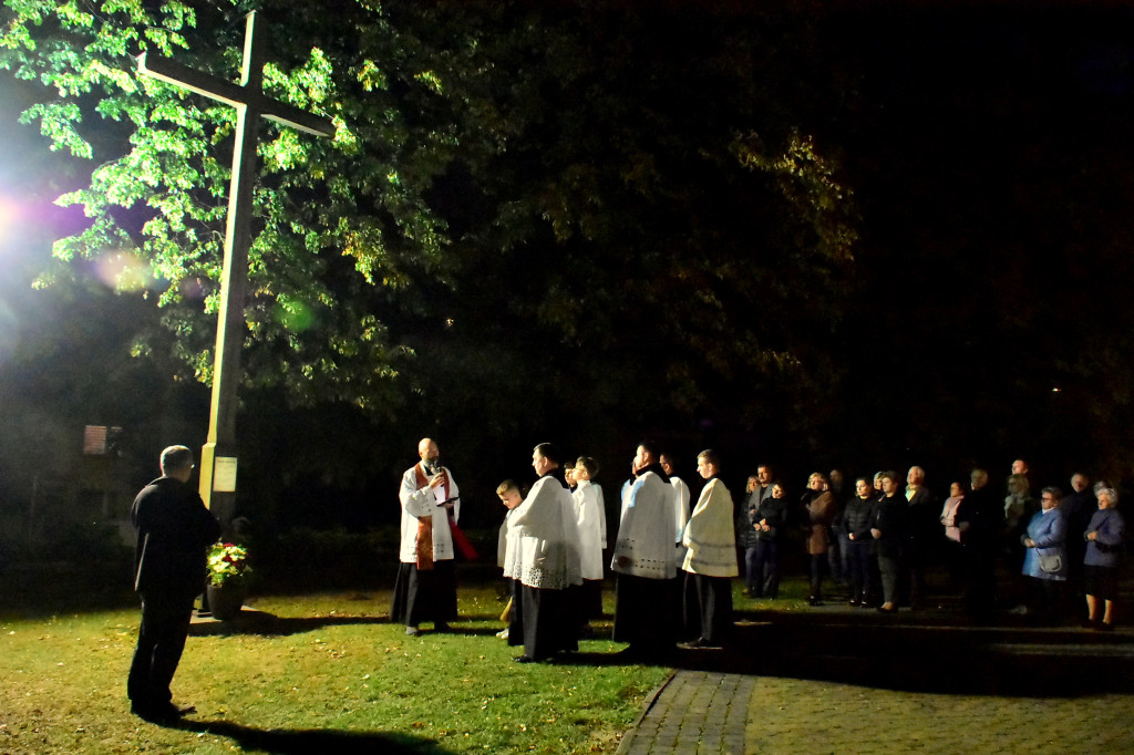 Przy biłgorajskim sanktuarium stanął misyjny krzyż
