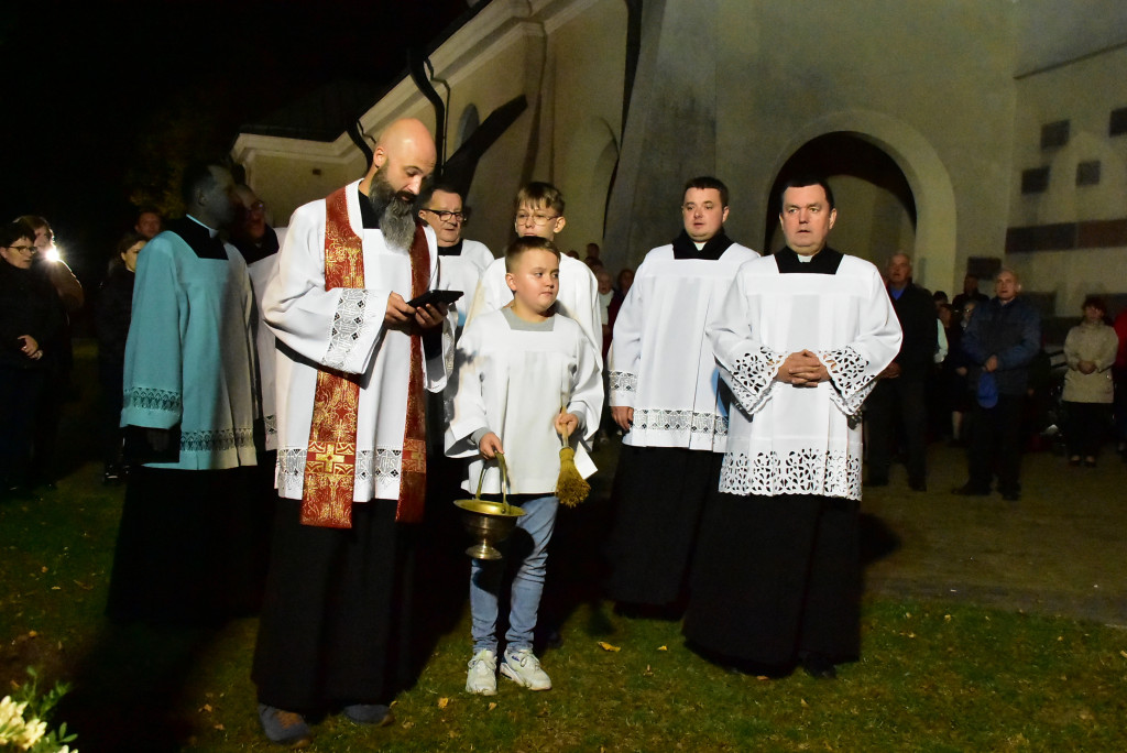 Przy biłgorajskim sanktuarium stanął misyjny krzyż