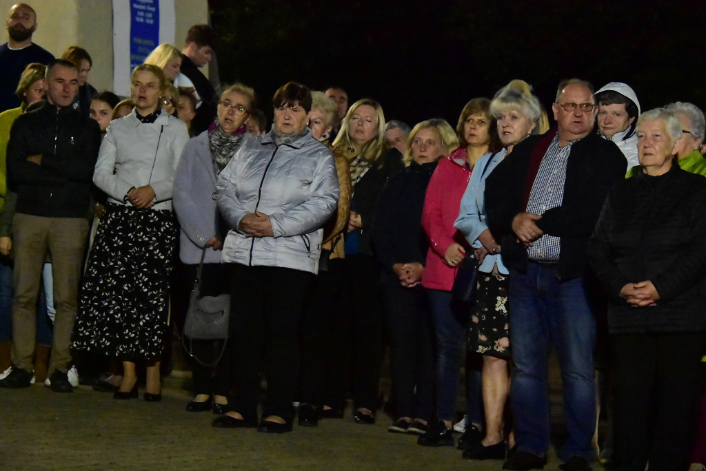 Przy biłgorajskim sanktuarium stanął misyjny krzyż