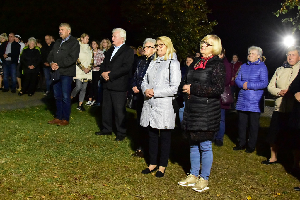 Przy biłgorajskim sanktuarium stanął misyjny krzyż