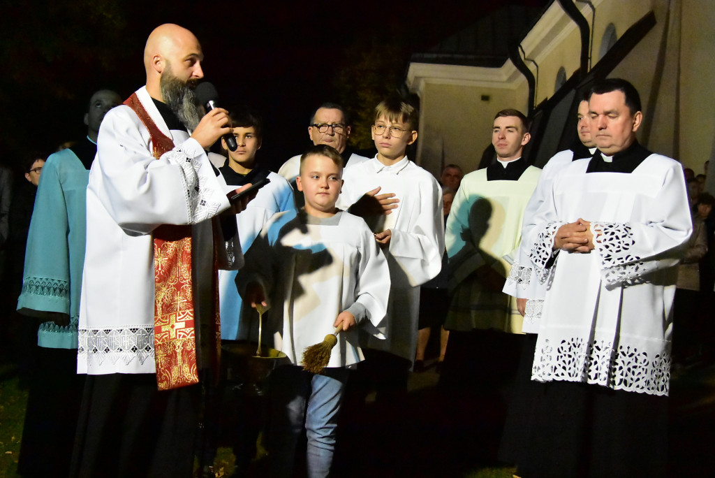 Przy biłgorajskim sanktuarium stanął misyjny krzyż