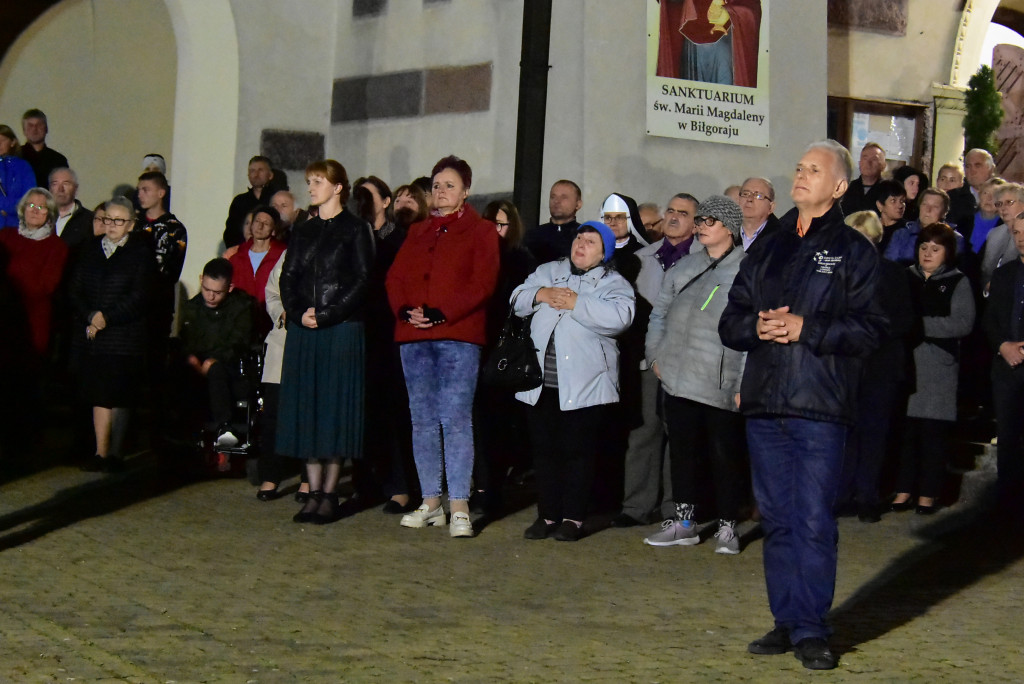 Przy biłgorajskim sanktuarium stanął misyjny krzyż