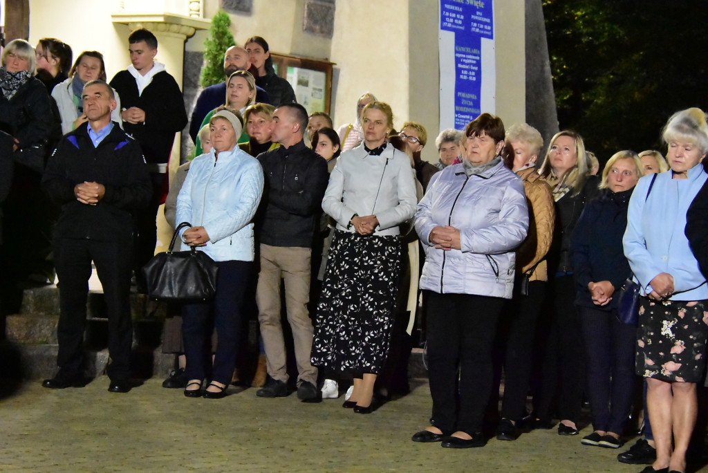 Przy biłgorajskim sanktuarium stanął misyjny krzyż