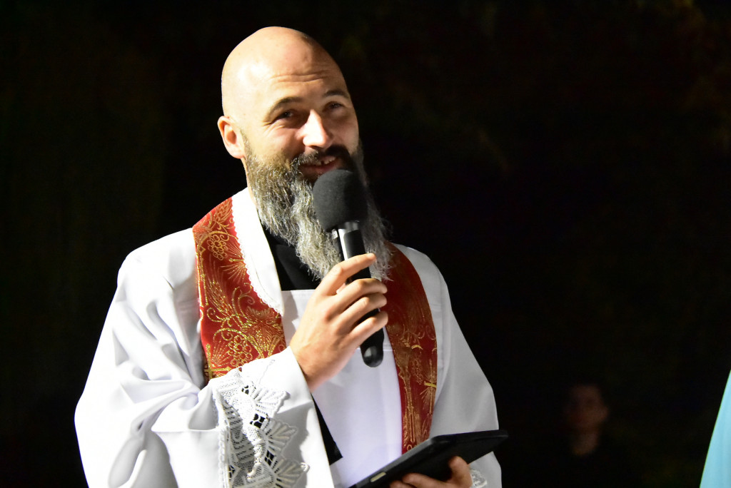Przy biłgorajskim sanktuarium stanął misyjny krzyż