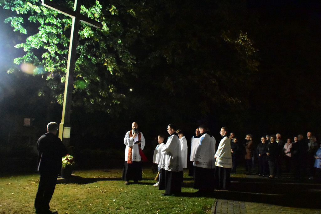 Przy biłgorajskim sanktuarium stanął misyjny krzyż