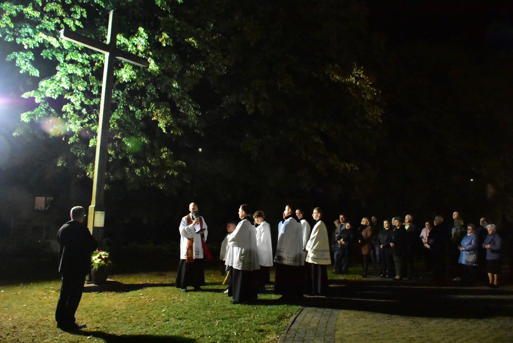 Przy biłgorajskim sanktuarium stanął misyjny krzyż