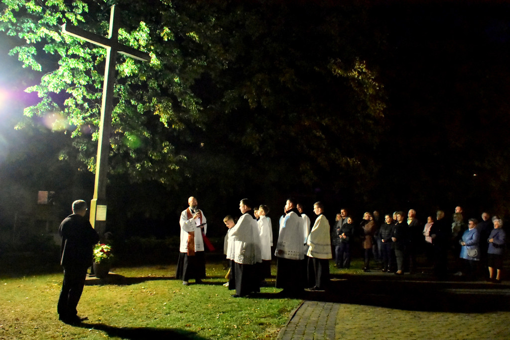 Przy biłgorajskim sanktuarium stanął misyjny krzyż