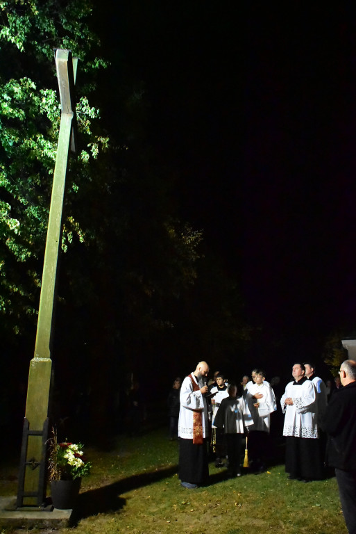 Przy biłgorajskim sanktuarium stanął misyjny krzyż