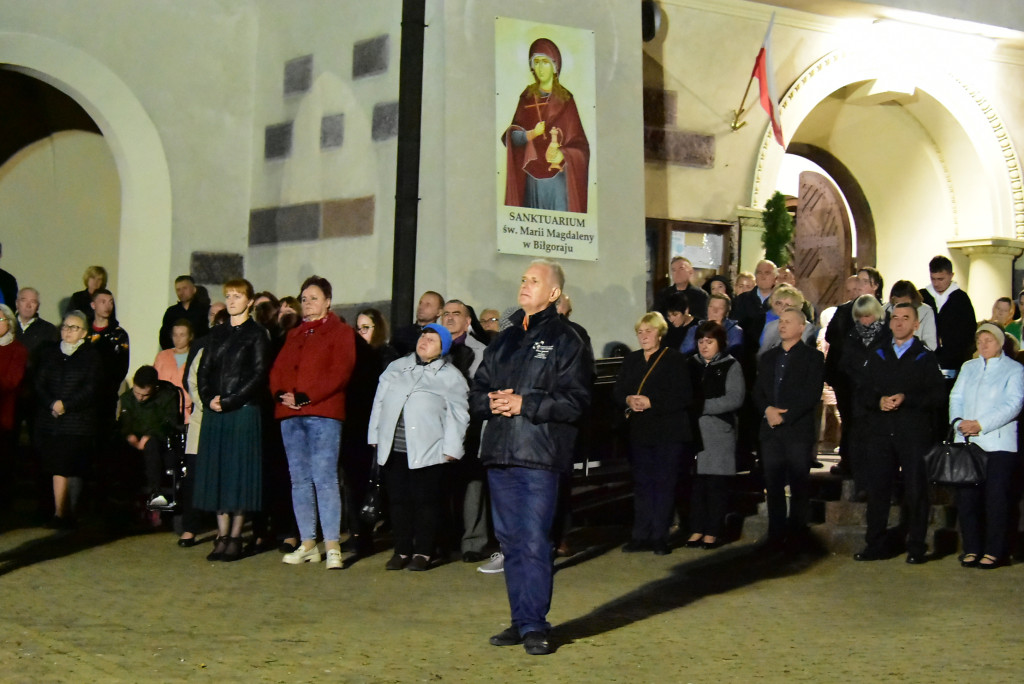 Przy biłgorajskim sanktuarium stanął misyjny krzyż