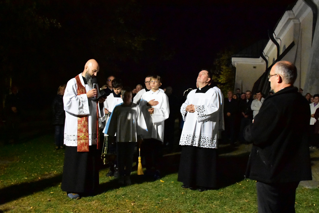 Przy biłgorajskim sanktuarium stanął misyjny krzyż