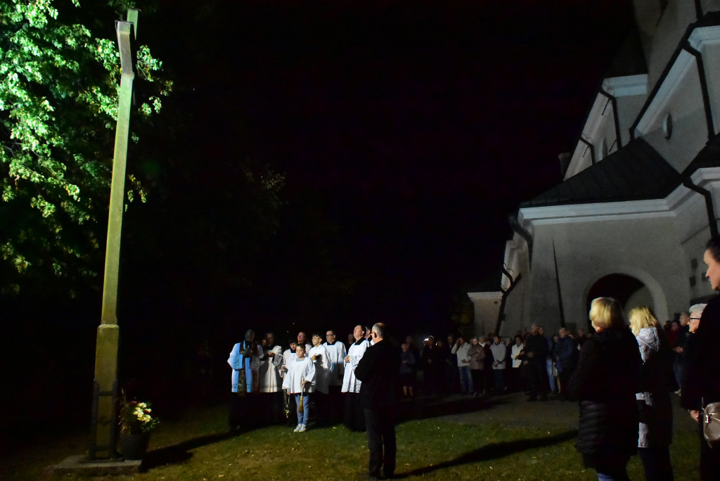 Przy biłgorajskim sanktuarium stanął misyjny krzyż