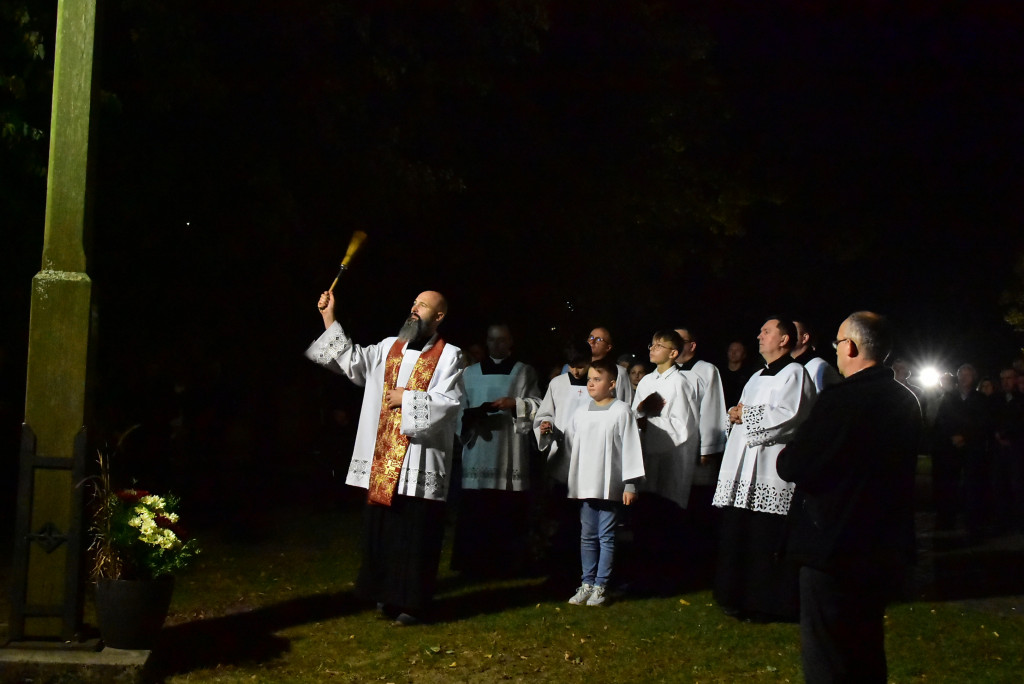 Przy biłgorajskim sanktuarium stanął misyjny krzyż