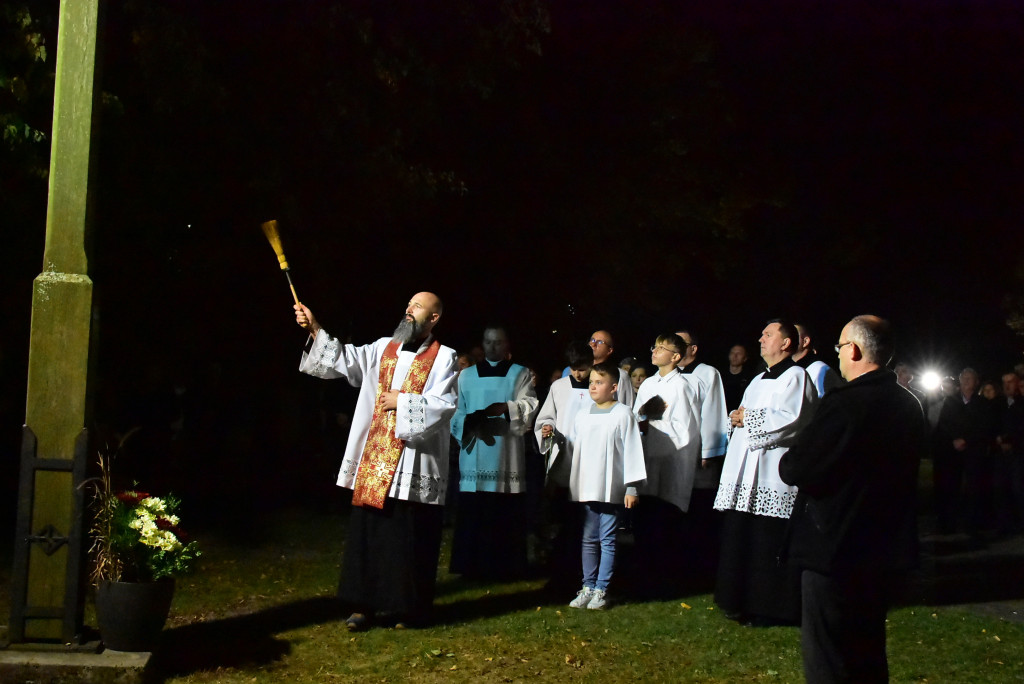 Przy biłgorajskim sanktuarium stanął misyjny krzyż