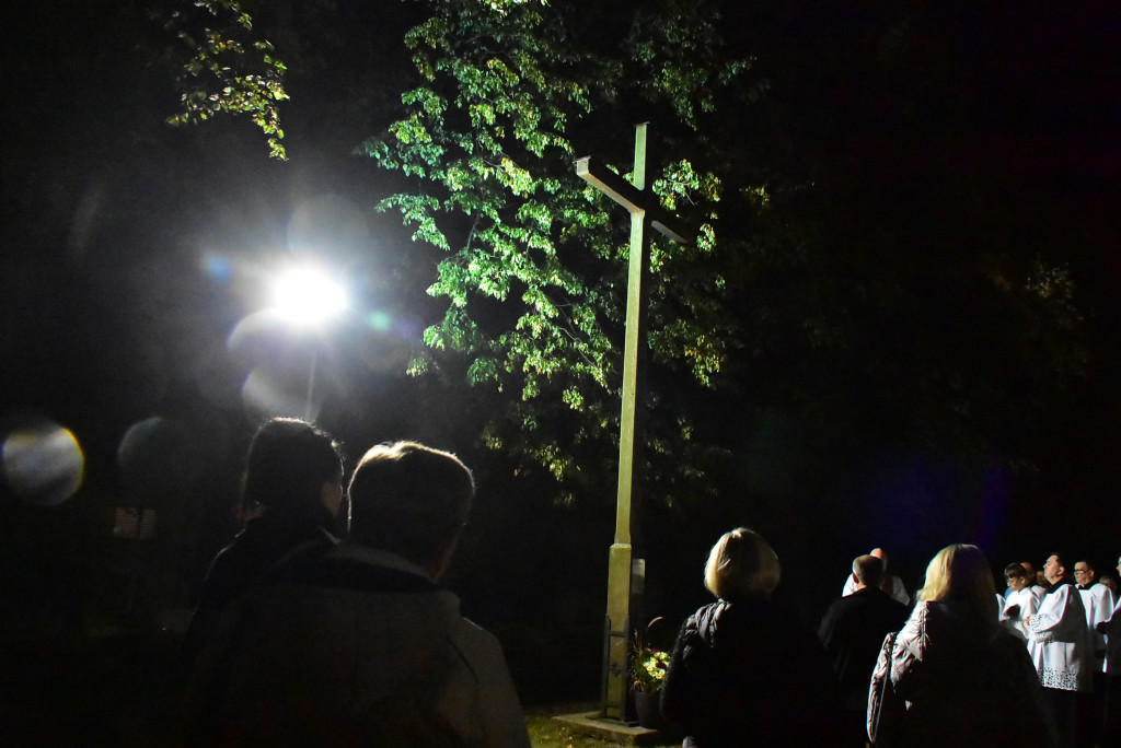 Przy biłgorajskim sanktuarium stanął misyjny krzyż