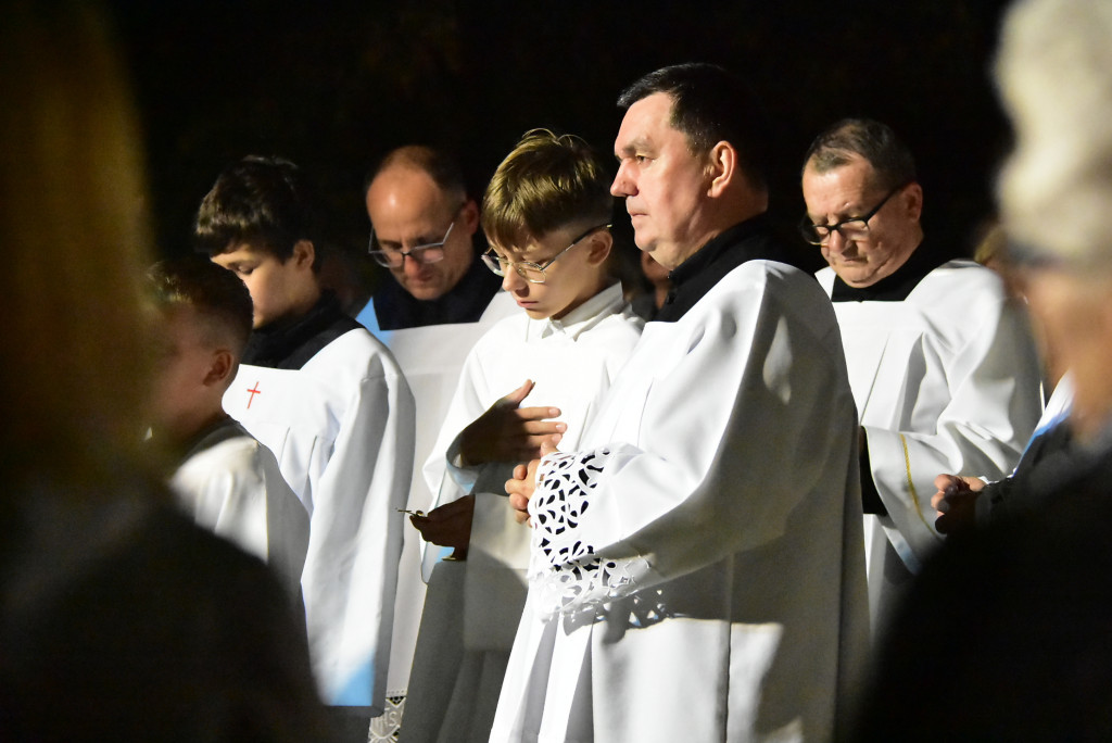 Przy biłgorajskim sanktuarium stanął misyjny krzyż