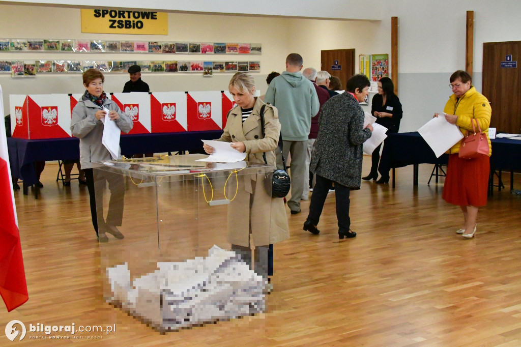 Biłgorajanie ruszyli do urn. Wybierają posłów i senatorów