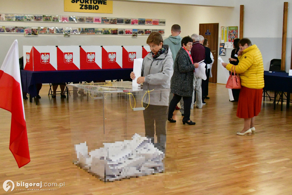 Biłgorajanie ruszyli do urn. Wybierają posłów i senatorów