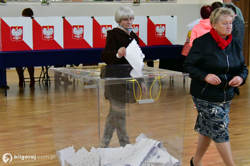 Biłgorajanie ruszyli do urn. Wybierają posłów i senatorów