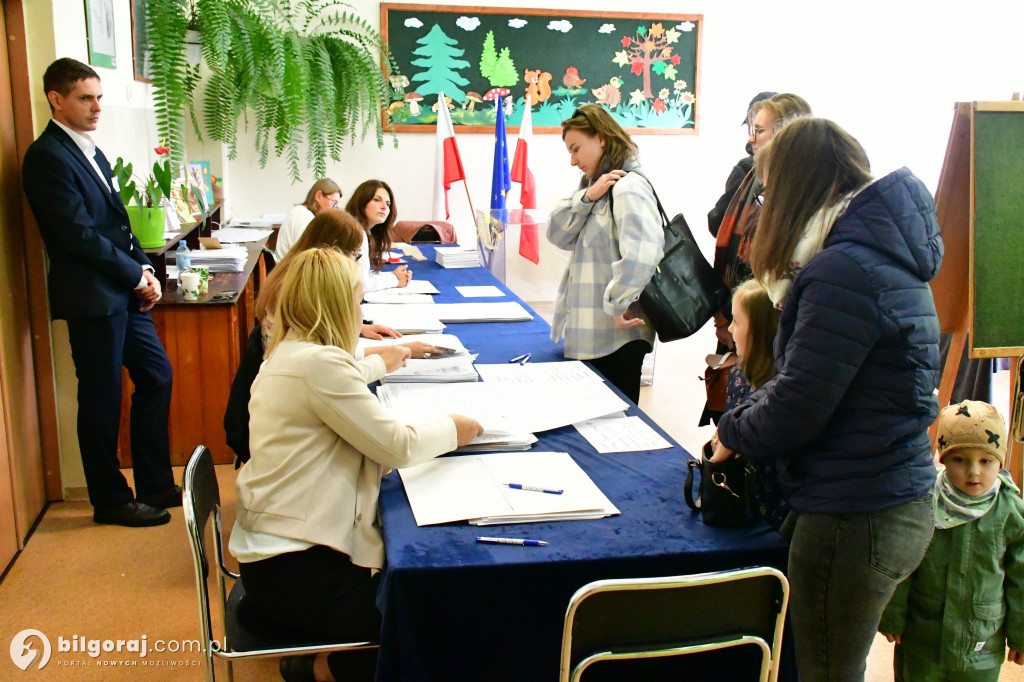 Biłgorajanie ruszyli do urn. Wybierają posłów i senatorów