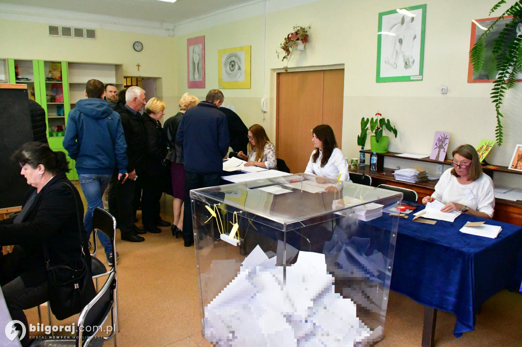 Biłgorajanie ruszyli do urn. Wybierają posłów i senatorów