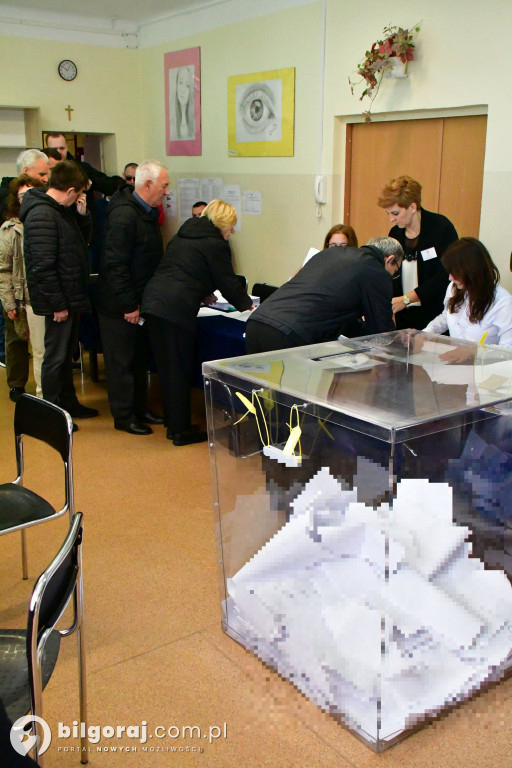 Biłgorajanie ruszyli do urn. Wybierają posłów i senatorów