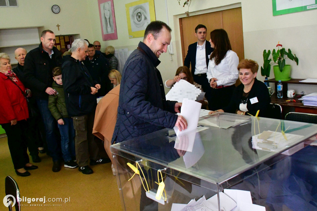 Biłgorajanie ruszyli do urn. Wybierają posłów i senatorów