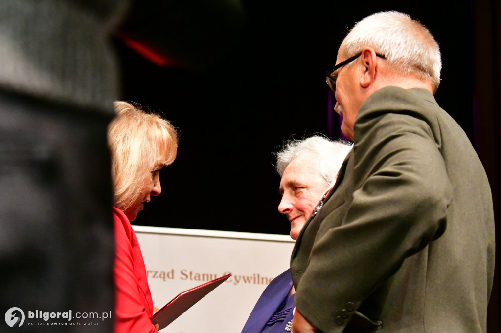 Odznaczenie 48 Par Złotych Godów w Biłgorajskim Centrum Kultury