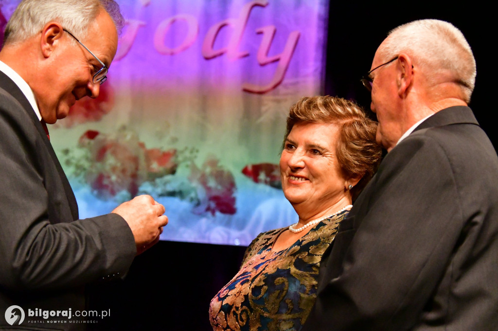 Odznaczenie 48 Par Złotych Godów w Biłgorajskim Centrum Kultury