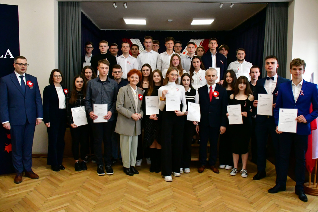 Stypendia za naukę i osiągnięcia sportowe trafiły do uczniów RCEZ