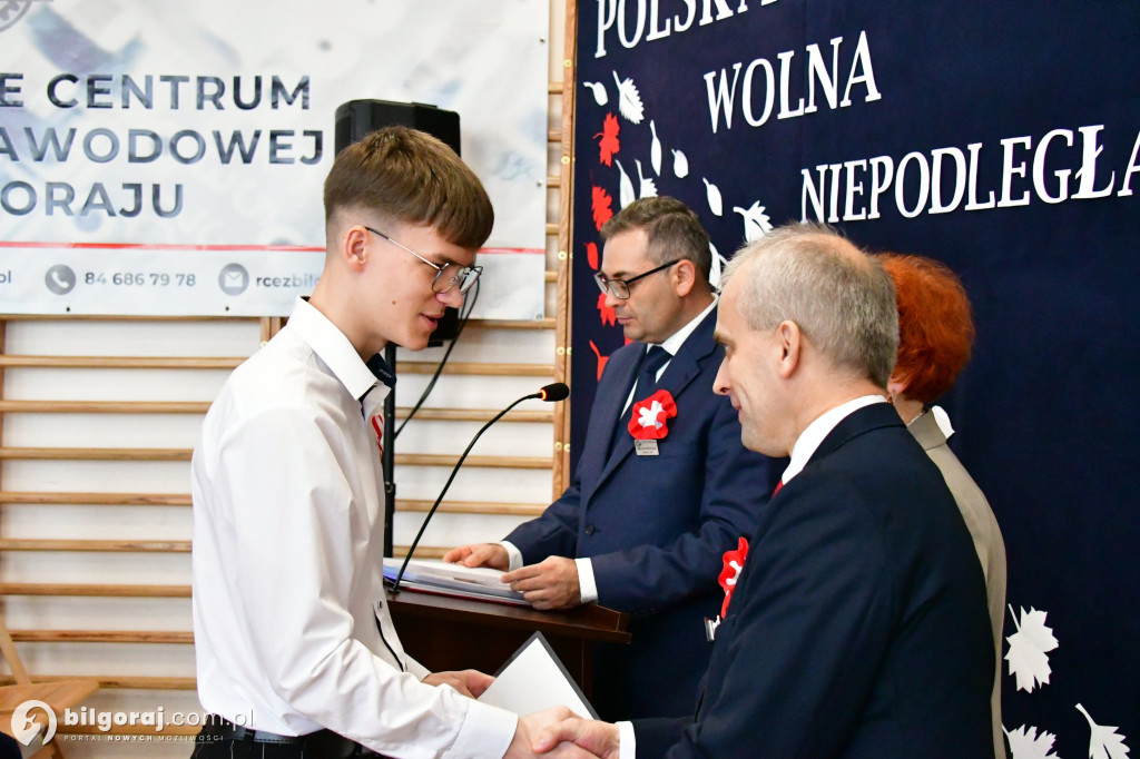 Stypendia za naukę i osiągnięcia sportowe trafiły do uczniów RCEZ