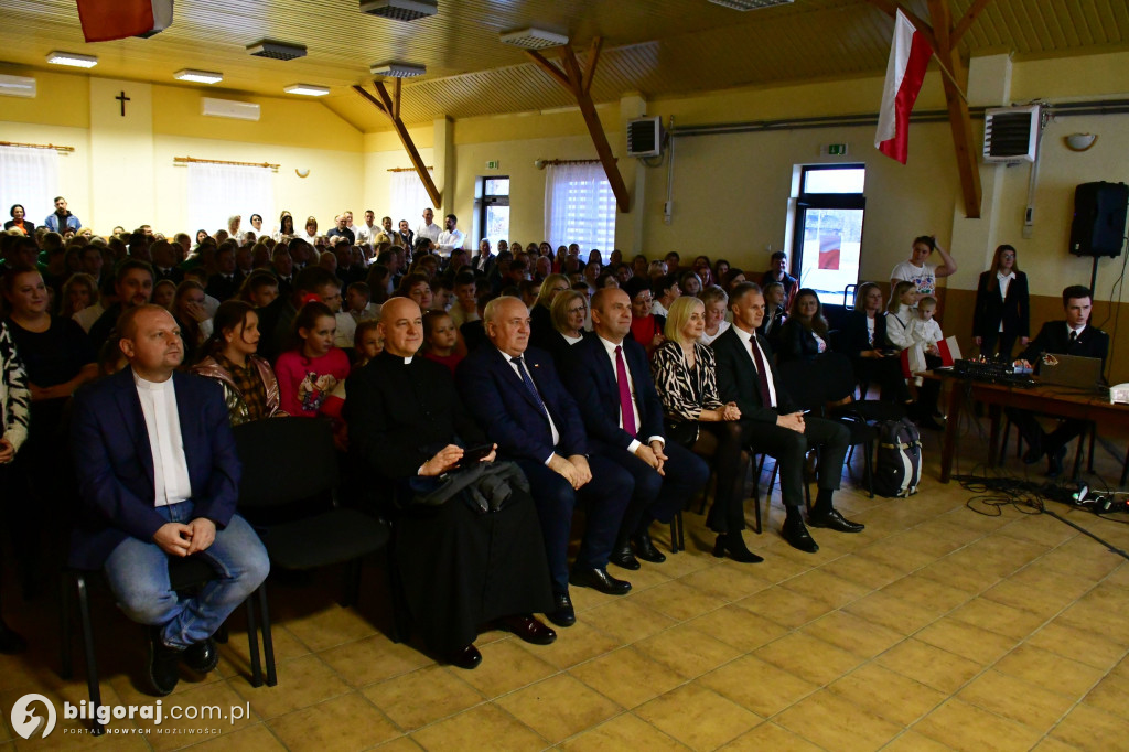 W Dąbrówce odbyło się wspólne śpiewanie pieśni patrioty