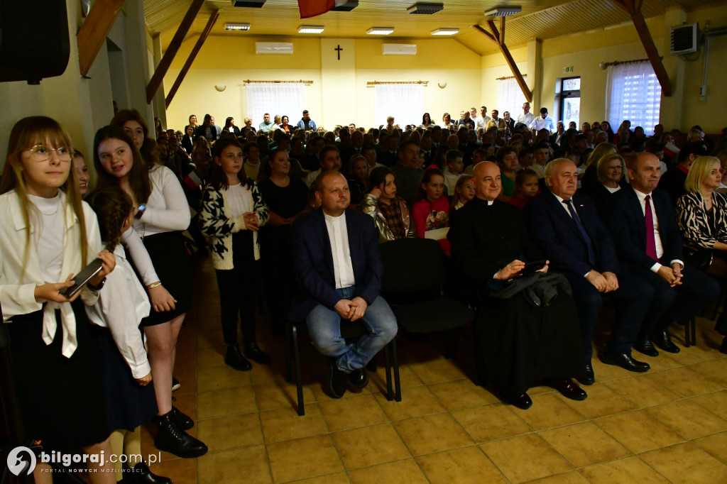 W Dąbrówce odbyło się wspólne śpiewanie pieśni patrioty
