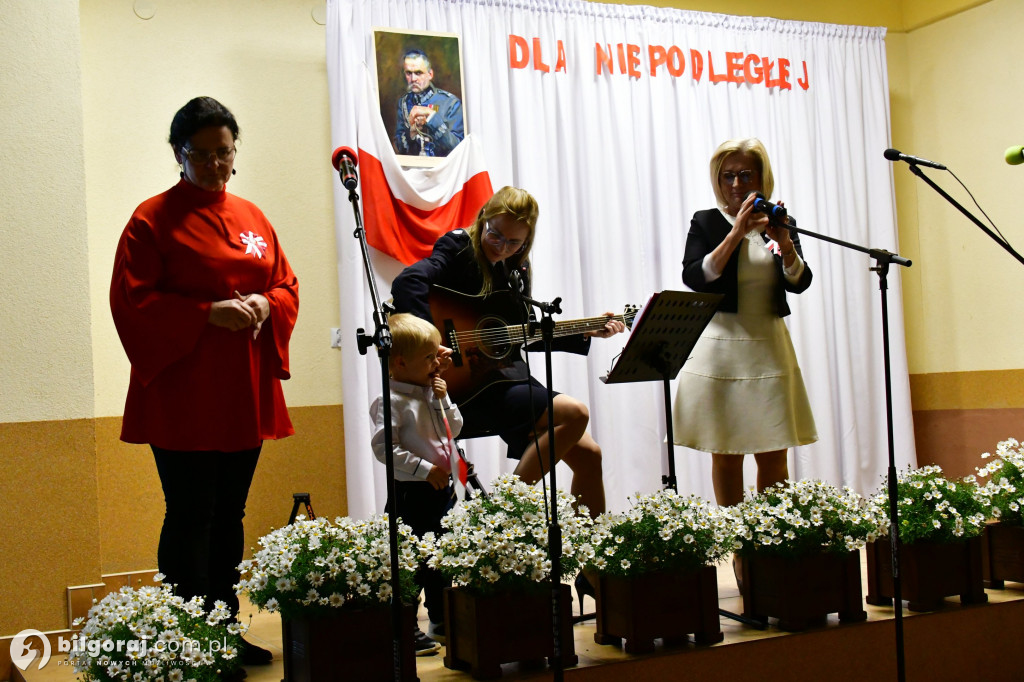 W Dąbrówce odbyło się wspólne śpiewanie pieśni patrioty